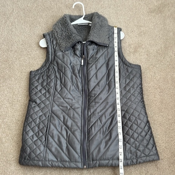 Denim and‎ Co. Quilted Vest Faux Fur Collar Sleeveless Puffer Gray/Silver Size S - Picture 6 of 6